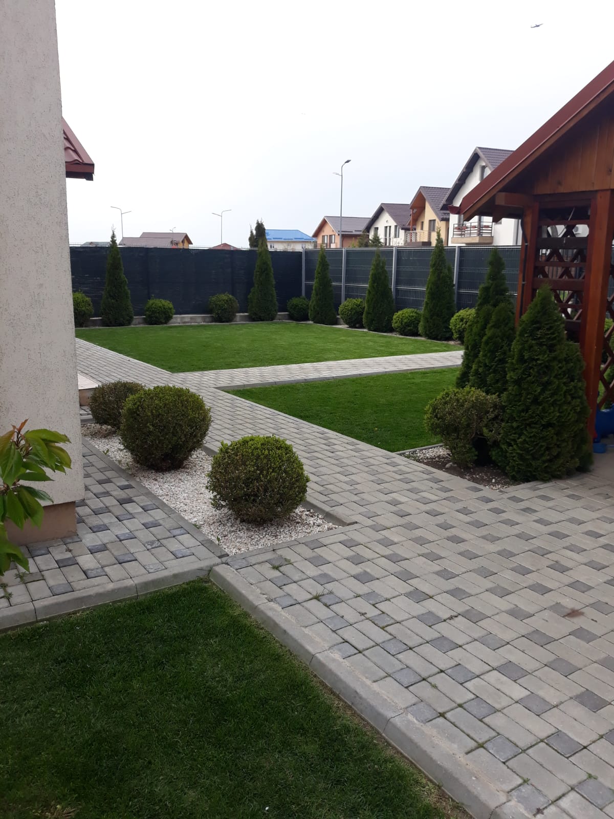 Alee de grădină cu iluminat